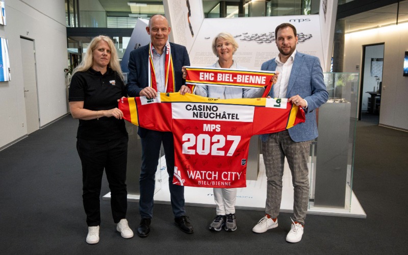Remise du maillot MPS 2027 symbolisant le nouveau parternariat. De gauche à droite: Anita Rohrer (directrice mouvement juniors du HC Bienne), Bruno Edelmann (CFO de MPS), Nicola Thibaudeau (CEO de MPS) et Sébastien Meyer (responsable commercial du HC Bienne).